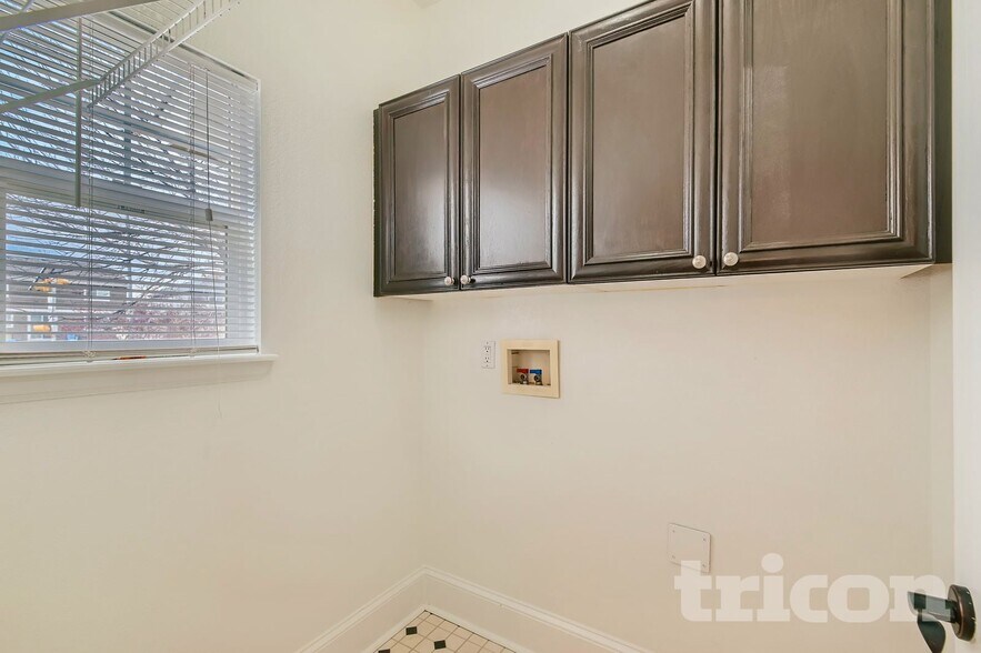 Building Photo - 300 Fieldstone Dr