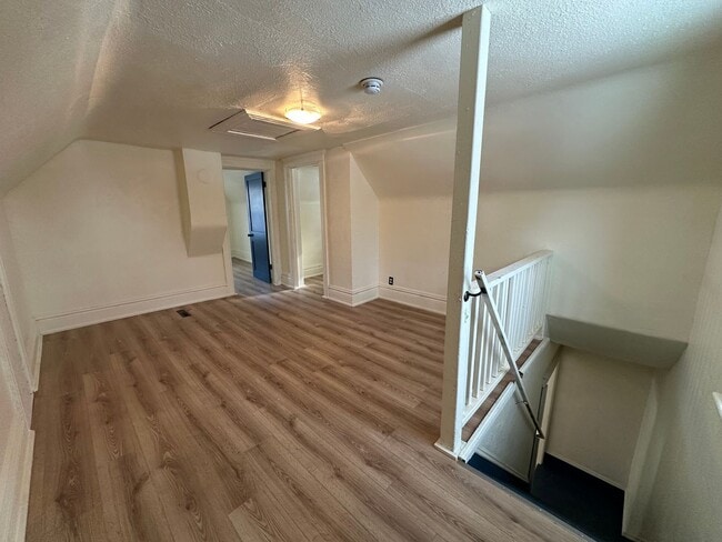 Building Photo - Two Bedroom One Bathroom Available in Battle Creek