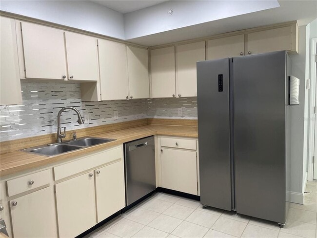 Building Photo - 2927 W Gandy Blvd