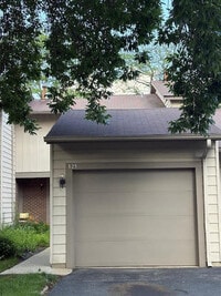 Building Photo - 823 Gladstone Dr