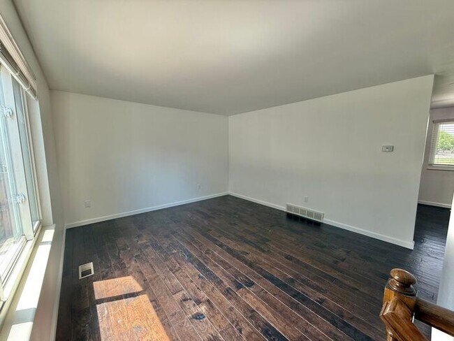 Building Photo - Beautifully Updated Modern Farmhouse 3 bed...