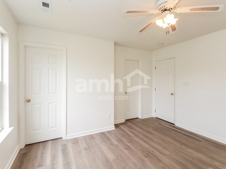 Building Photo - 628 Windsor Dr SE