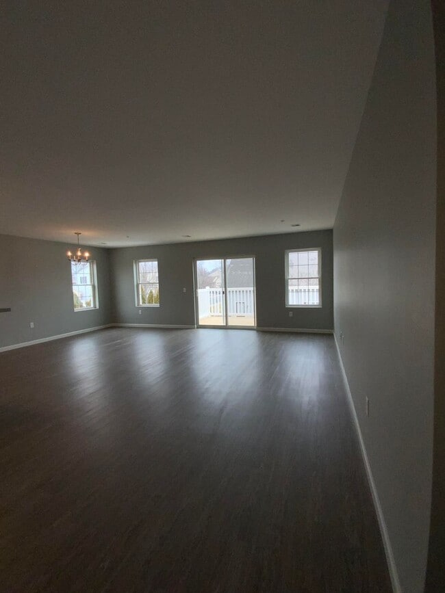 Building Photo - 200 Larkspur Ln