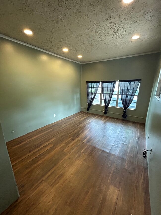 Building Photo - 5420 E 1st St N