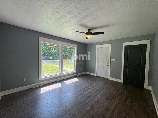 Building Photo - 132 S Elgin Ave