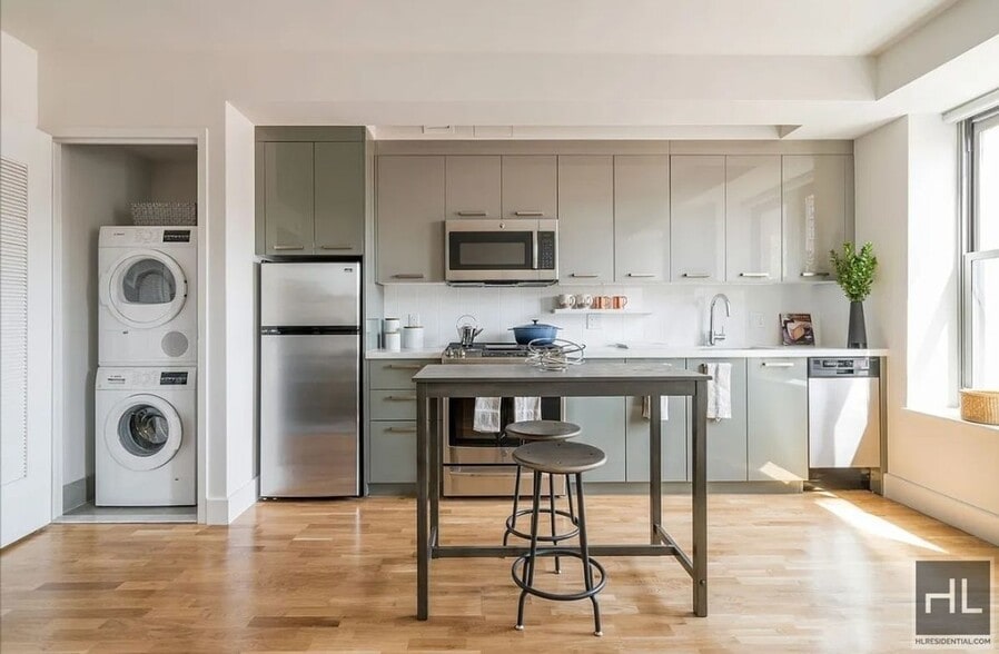 Building Photo - 310 Clarkson Ave