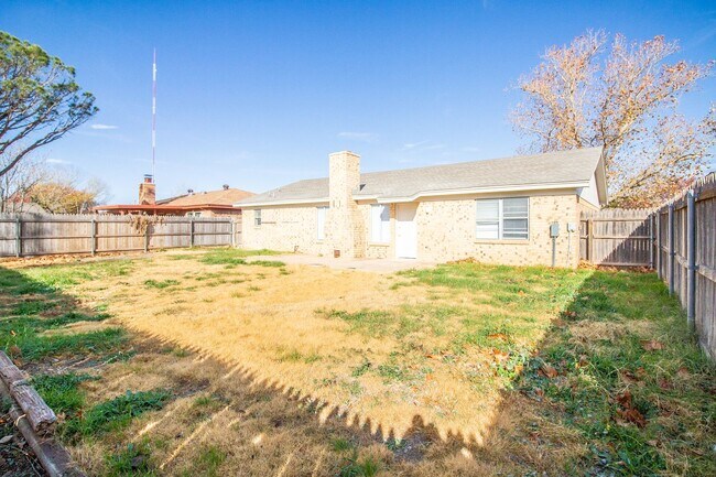 Building Photo - Charming 3 Bedroom 2 bathroom house WITH SOLAR