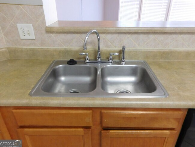 Building Photo - 566 Pond Lillies Rd SE