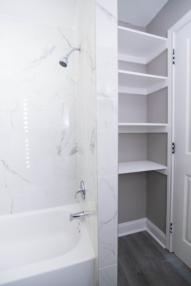 Building Photo - 305 W Sherman St