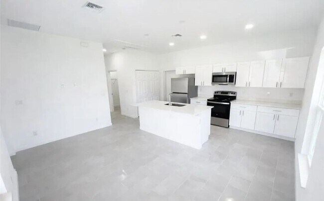 Building Photo - 857 Bently St E