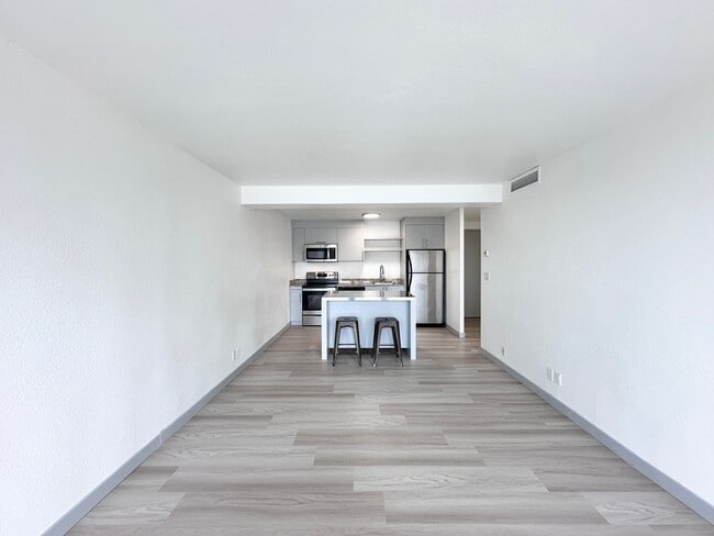 Building Photo - Newly Remodeled 1 bed 1 bath Condo in Down...