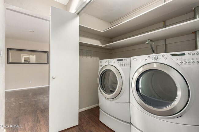 Building Photo - 105 E Manhatton Dr