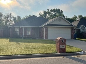 Building Photo - Newcastle Schools, great floor plan and neighborhood! New paint and carpet!