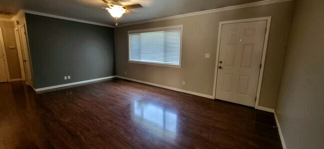 Building Photo - 3 Bedroom 2 Bath 2 Car Garage! Southeast! ...