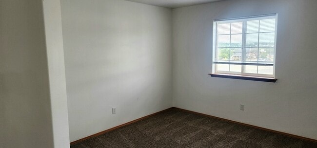 Building Photo - 1330 S Skyline Dr