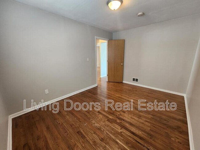 Building Photo - 3701 Lewis Ave