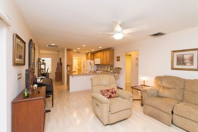 Building Photo - 423 Whispering Oaks Ct