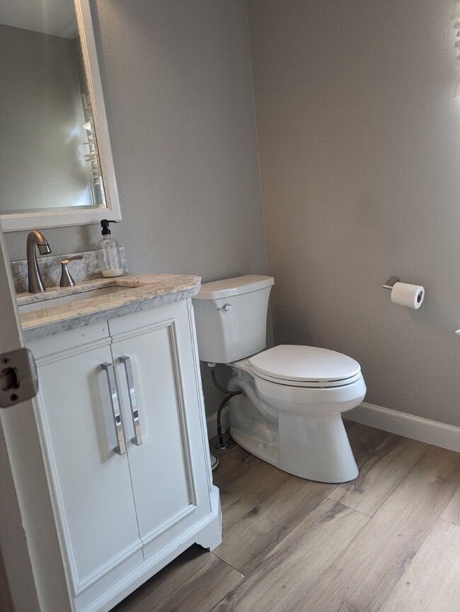 Building Photo - Updated 4 bedroom in West Longmont!