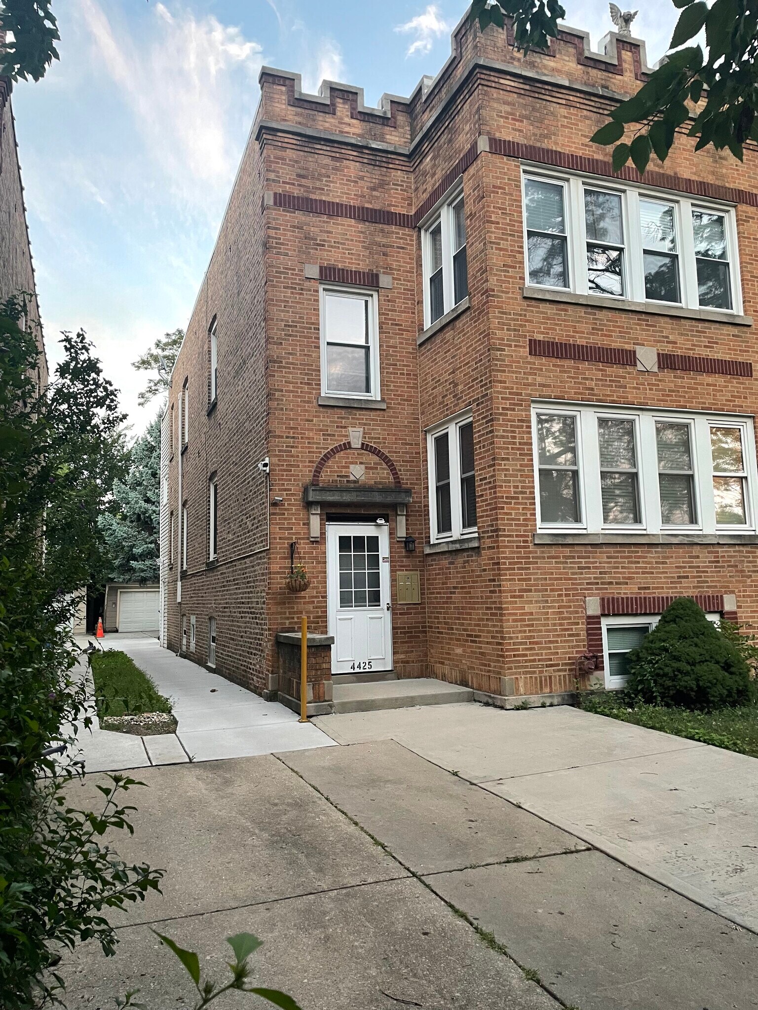 Building Photo - 4425 N Kenton Ave