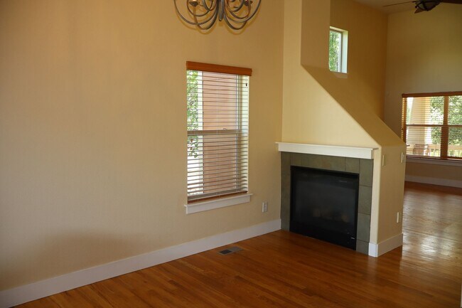 Building Photo - Stunning Modern Five Bedroom Home in Loveland