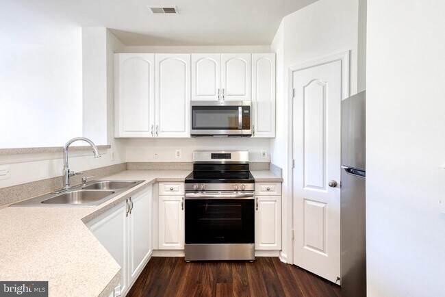 Building Photo - 400 Symphony Cir