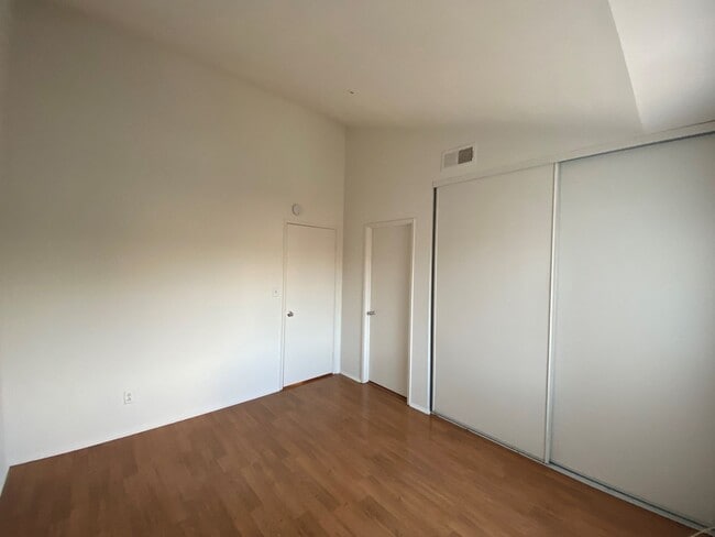 Building Photo - *MOVE IN SPECIAL!* Lovely 2 Bedroom plus den 2.5 bathroom Townhome in Gated Community