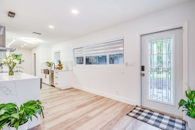 Building Photo - 834 SW 14th Ct