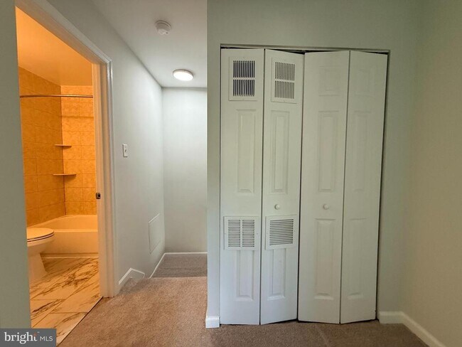 Building Photo - 47 King Henry Cir
