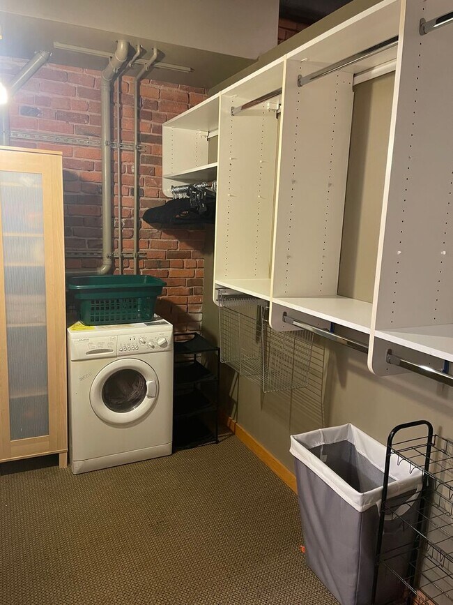 Building Photo - Beautiful Furnished Downtown Loft