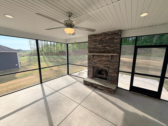 Building Photo - Beautiful New Home in georgous community