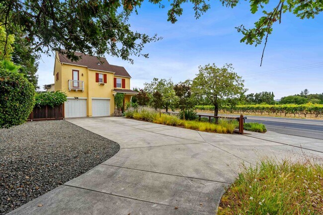Building Photo - Spacious 3 Bedroom, 3 Bathroom Home with P...