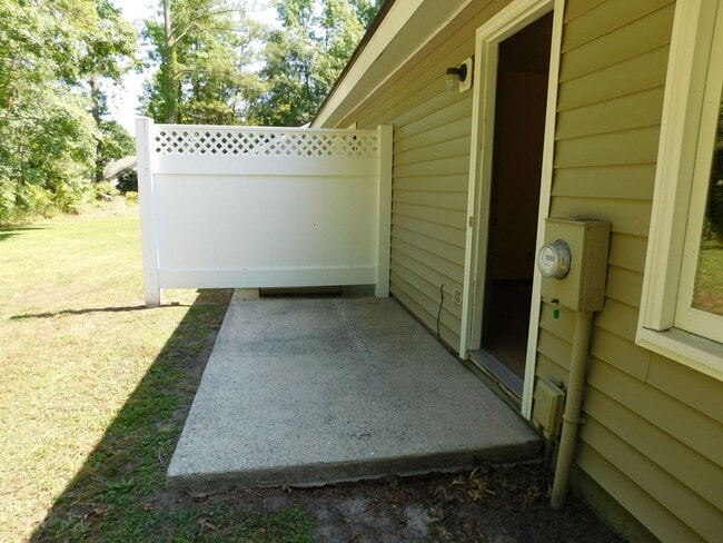 Building Photo - 2 Bedrooms, 1 bathroom Cathedral ceiling i...