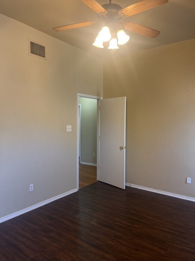 Building Photo - 3 Bedroom 2 bath Duplex! Curtis elementary...