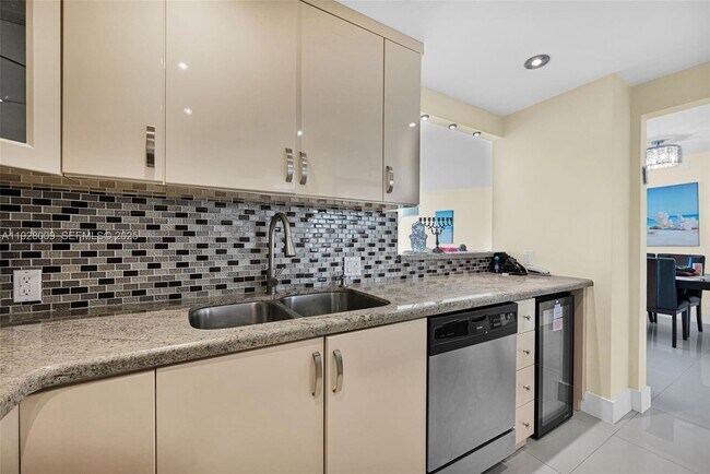 Building Photo - 100 Bayview Dr