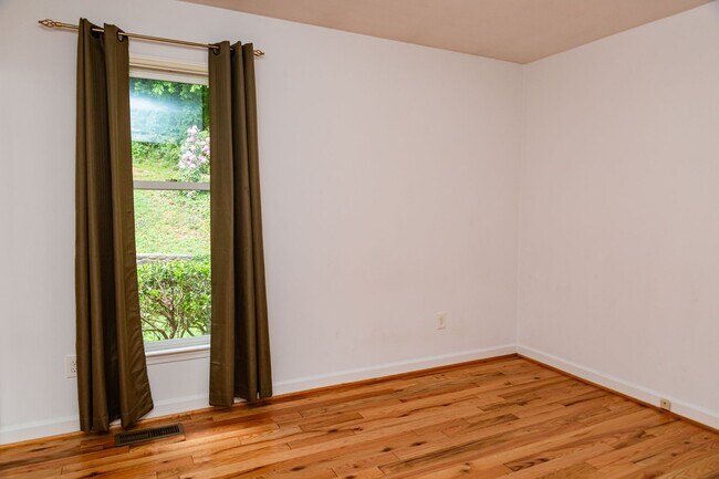 Building Photo - New Listing!