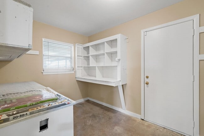 Building Photo - 10645 Oak Brook Dr