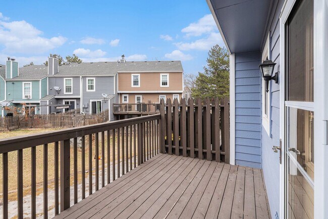 Building Photo - 3 Bedroom 2 Bathroom End Unit Townhome!