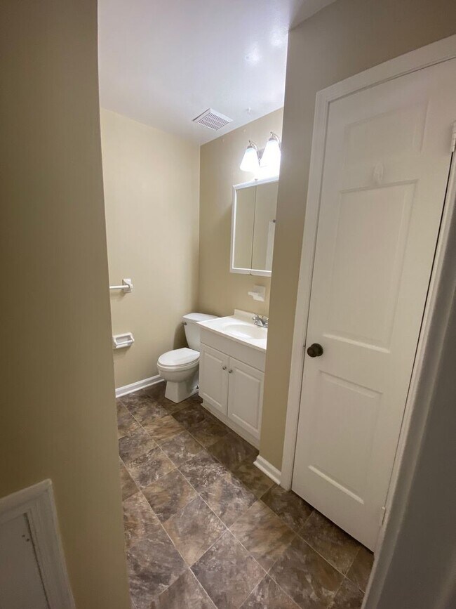 Building Photo - Spacious Townhouse with Fenced Backyard