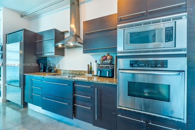 Building Photo - 700 NE 25th St