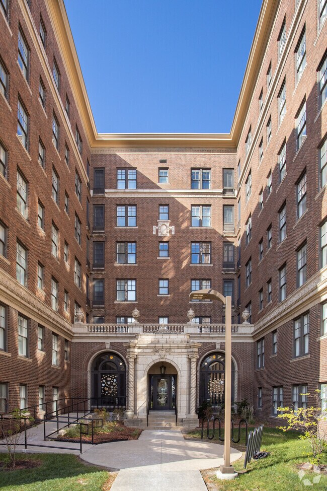 (55+ only) Commonwealth Senior Apartments Cedar Rapids, IA