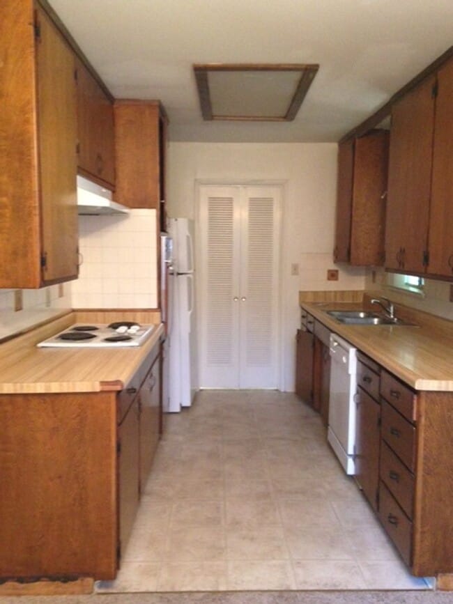 Building Photo - Large floor plan