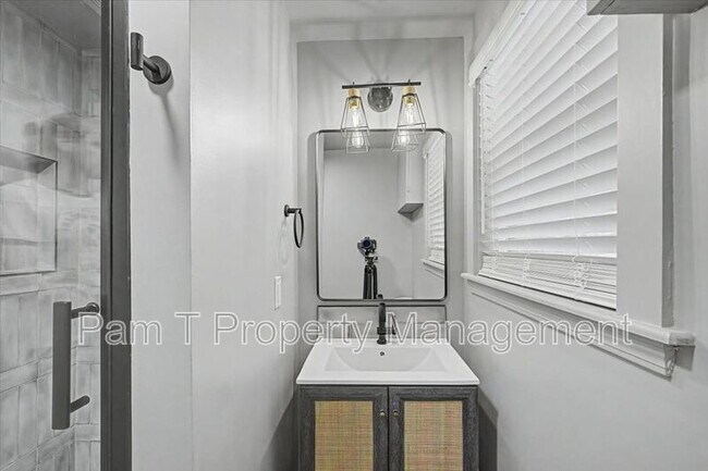 Building Photo - 638 E 37th St