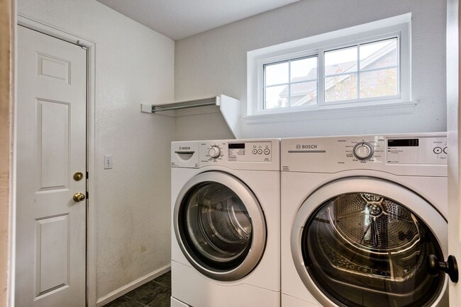 Building Photo - Absolutely Stunning 4 Bedroom Home in Mariana Butte