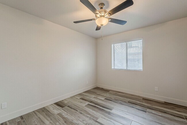 Building Photo - 558 S Lesueur