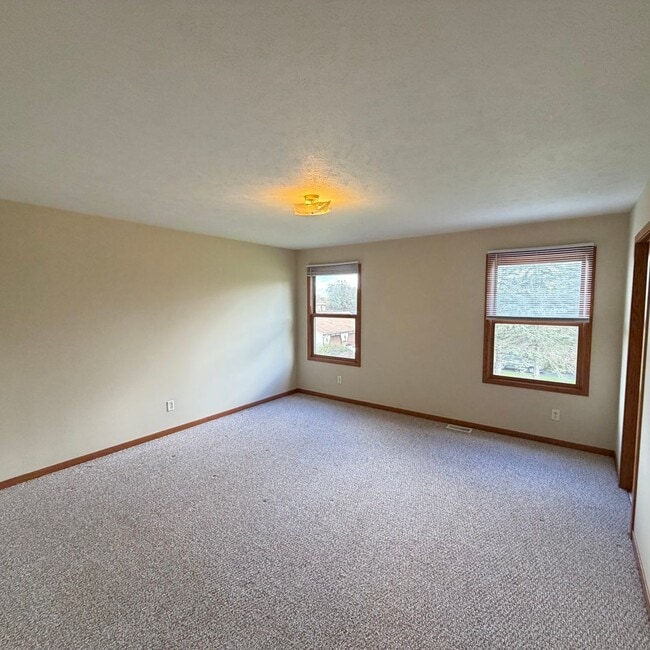 Building Photo - Large 3 bedroom duplex - move in ready!