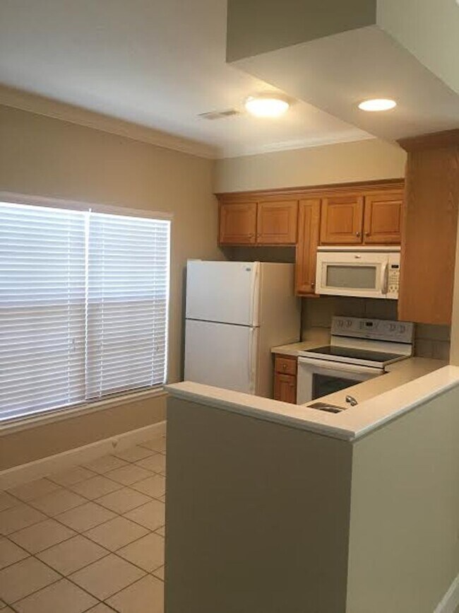 Building Photo - Updated 3x3.5 near Clinton Lake!