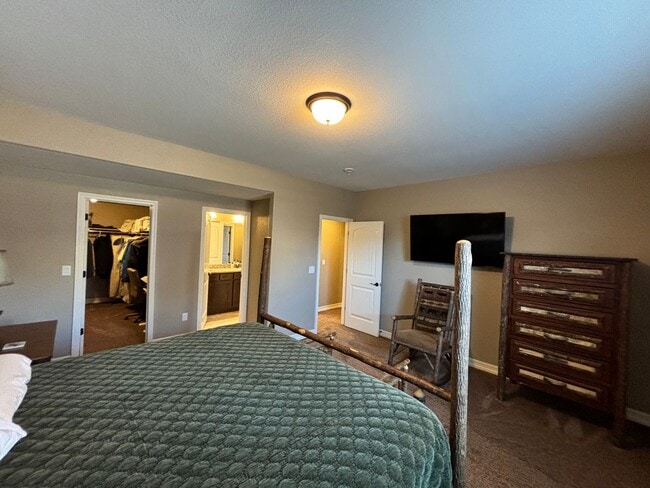 Building Photo - Stunning 5 Bedroom 3 Bathroom Home in Johnstown with Finished Basement!