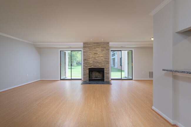 Building Photo - Renovated Entry Level - Castle Harbour Con...