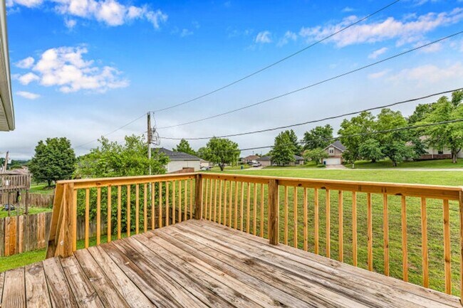 Building Photo - NIXA-5 Bed, 3 bath REMODELED Home | Walkout BASEMENT | Neighborhood Park | Fenced Yard | PETS Wel...