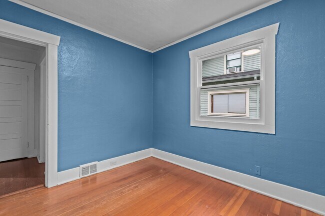 Building Photo - Classic Tacoma Charm with Room to Breathe....
